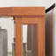 Armoire de coin lumineuse en verre, chêne foncé, conception à deux sections, étagères réglables, surmatelas, pour collection et vitrine à vin