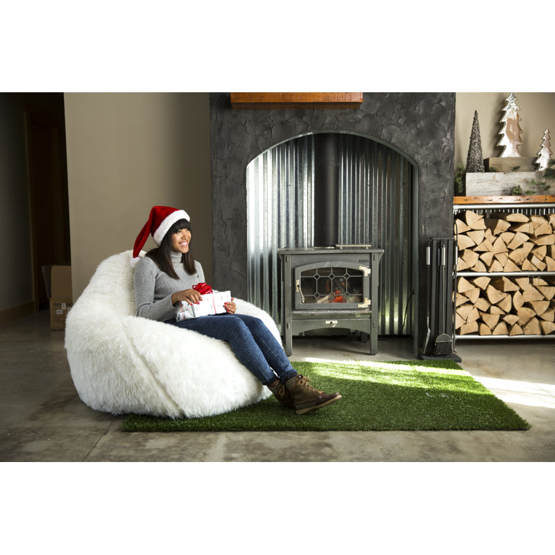 Grand fauteuil poire Teardrop de Big Joe, Tapis à poil long ivoire, H 34 po x l 40 po x P 39,5 po