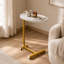 Simple table d'appoint en forme de C de cacao blanc, compacte et peu encombrante, pouvant être placée à côté du canapé ou dans la chambre à coucher.
