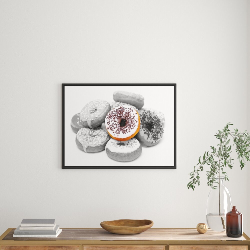 Gerahmtes Wandbild Donut mit Glasur und Liebesperlen