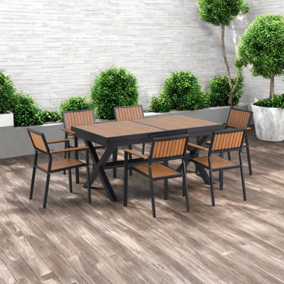 Découvrez la liberté de manger en plein air avec un ensemble flexible comprenant six chaises et une table qui s'étend de 62,9 à 82,6 pouces pour des arrangements personnalisés