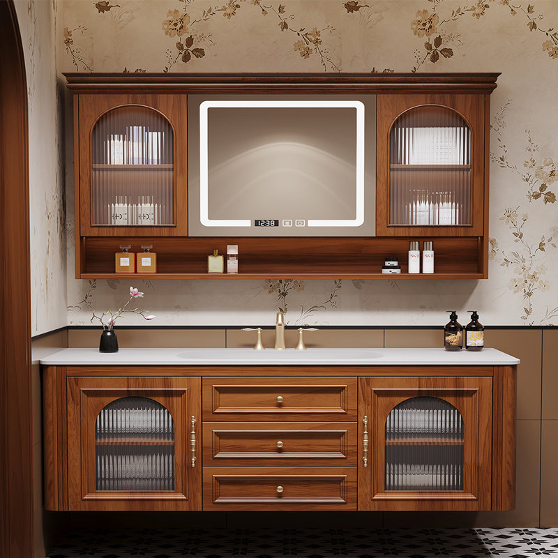 Armoire de salle de bain de style médiéval., 63"