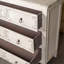 Armoire en bois robuste et élégante pour un rangement et une décoration polyvalents