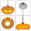 Luminaire suspendu orange à une lumière