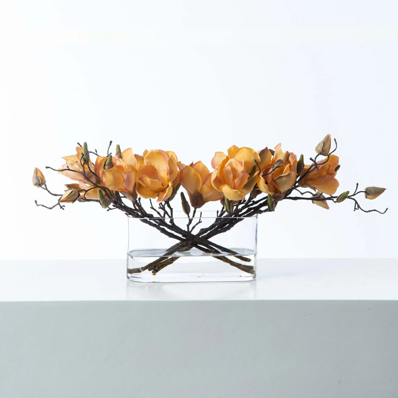 Branche de magnolia Golden Golden Blooms dans un vase de poche ovale