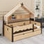 Le lit de jour avec lit gigogne et tablette est doté d'une structure à baldaquin en forme de maison pour les chambres d'enfants.-1135997605-1135997607