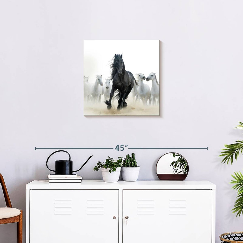 Corbeau noir parmi les chevaux blancs, H 20 po x l 20 po