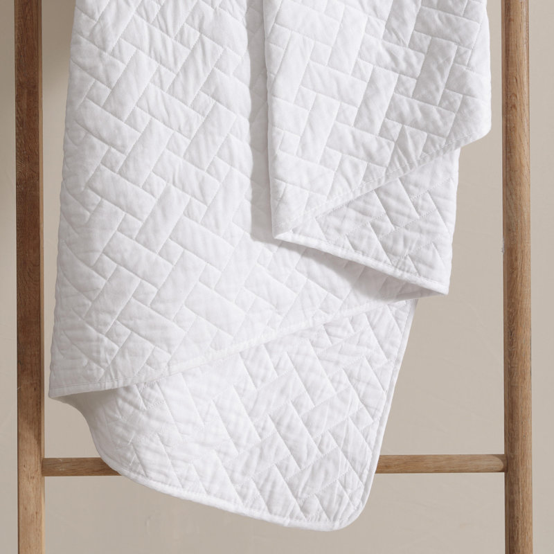 Chevron Reversible 3 Piece Quilt Set, Twin Quilt + 1 Standard Sham, White