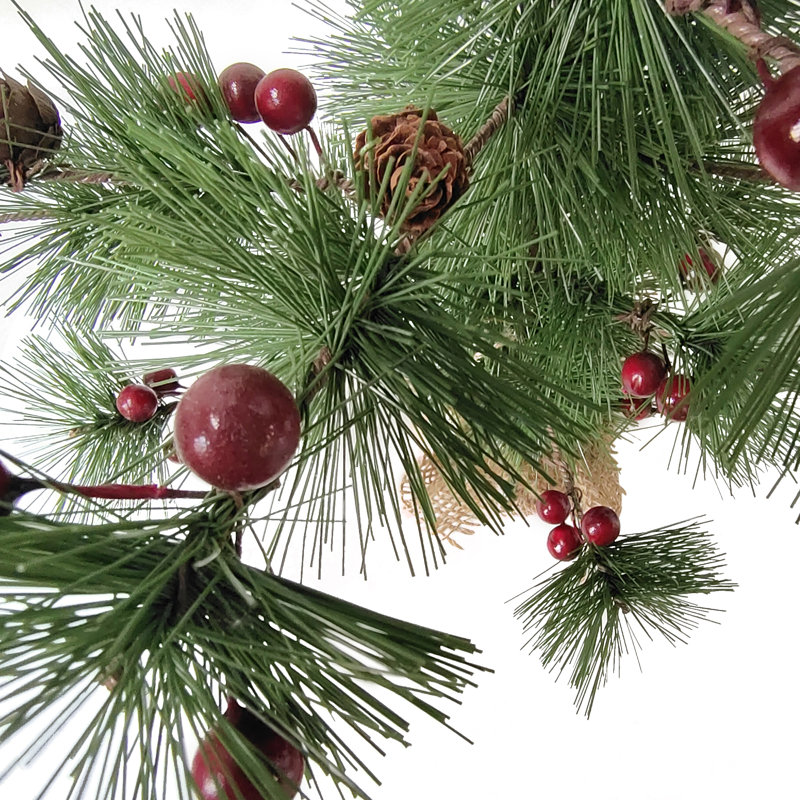 Décoration de Noël 23,5 po avec baies d'hiver et pommes de pin dans une base en jute