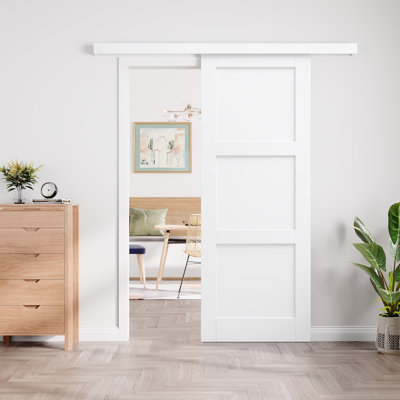 Panneau coulissant prêt à installer, système de rail caché 3 panneaux avec porte de grange apprêtée blanche et trousse de quincaillerie d'installation