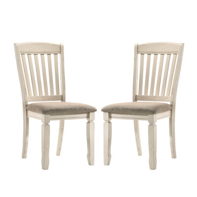 De 2 chaises de salle à manger avec tissu brun clair et dossier à lattes crème, siège d'une hauteur de 18 pouces, profondeur de 20 pouces, profondeur des sièges rembourrés en mousse D16