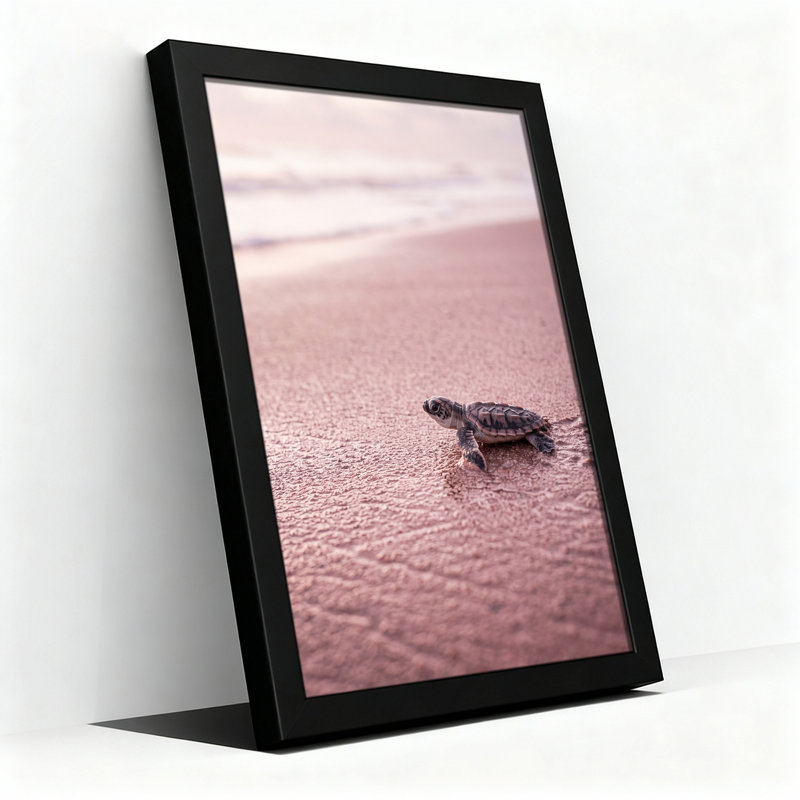 «Baby Sea Turtle» sur toile de plage de sable rose tendre, 30"H x 20"W