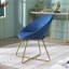 Chaise rembourrée en velours bleu avec structure sécurisée de couleur dorée-228623717