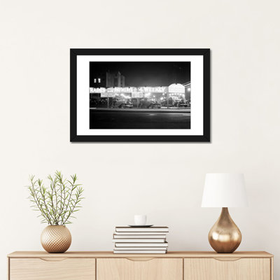 «Lot de voitures neuves et usagées des années 30, Night Automne Sixth Avenue et Waverly Street, Greenwich Village, New York City USA», reproduction de photo sur toile tendue