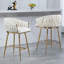 Tabouret de bar 26 po à hauteur de comptoir en velours pour îlot de cuisine avec dossier ondulé à la main, base chromée dorée et repose-pieds-95938356