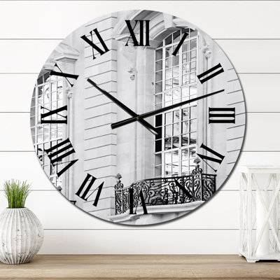 Vieux bâtiment en pierre noir et blanc à Londres - horloge murale coloniale