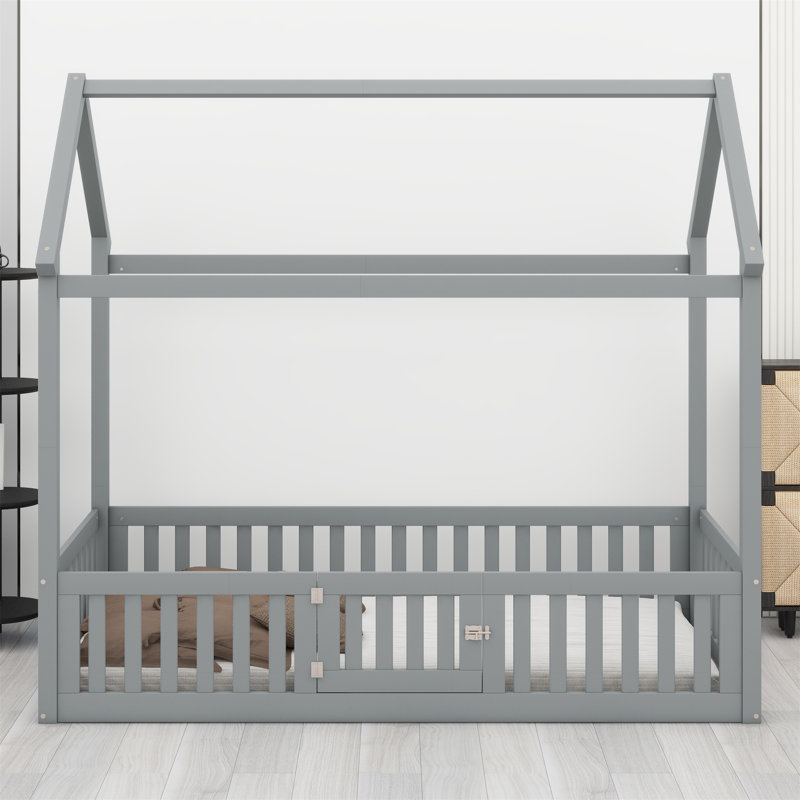 Lit en bois avec clôture et porte, gris