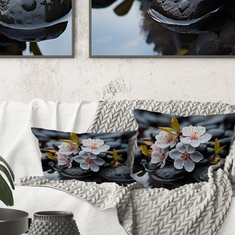 Coussin White Magnolias On River Rocks