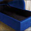Chaise longue en velours bleu marine avec rangement, accoudoirs roulés et garniture cloutée pour des espaces de vie modernes et élégants-653963765