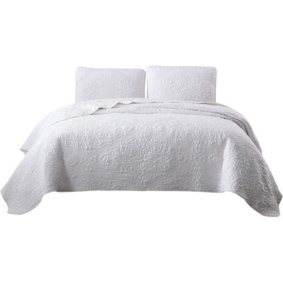 Medallion Embroidered Lightweight Cooling Quilt Set