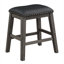 Ensemble de salle à manger à hauteur de comptoir avec tablettes intégrées, table en bois gris, 4 tabourets en similicuir noir, garniture cloutée