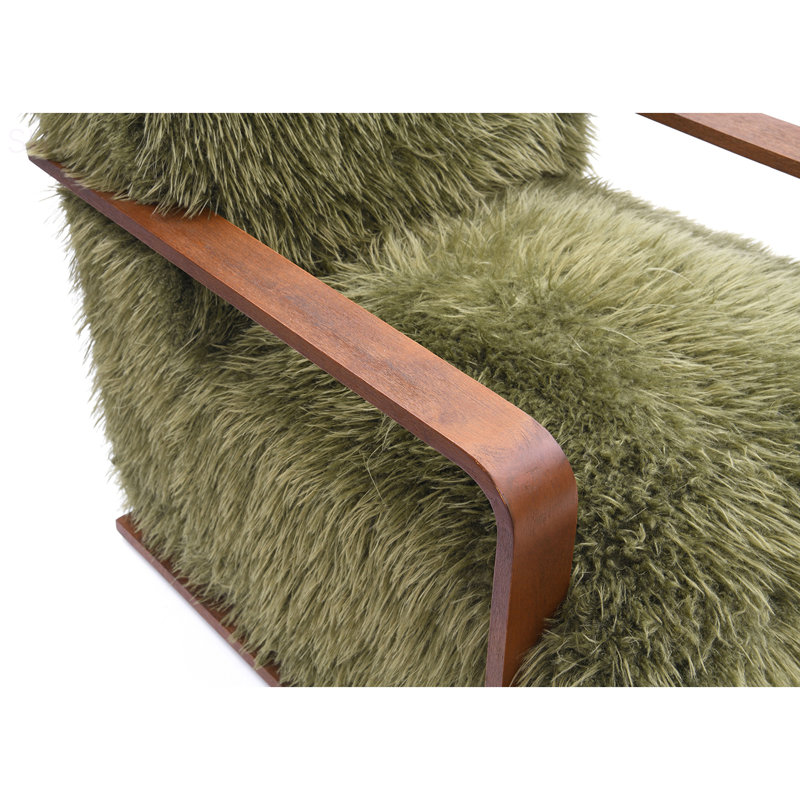 Fauteuil d'appoint 1Pc de style contemporain avec finition verte, courbes et inspirations rétro, accoudoirs en bois, siège et dossier serrés, salon principal