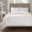 Couverture Madison Park Cambria surdimensionnée en ivoire, style duvet synthétique, avec bordure en satin.-331746986-331746982