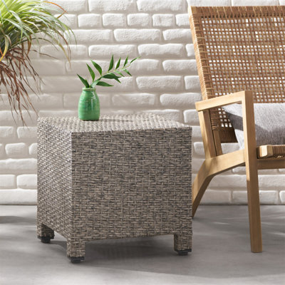 Charmante table d'appoint en rotin de polyéthylène pour une oasis extérieure, rehaussant le style et la fonctionnalité