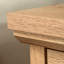 Table de chevet en bois d'ingénierie avec tablette ouverte et tiroir lisse