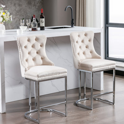 26 po. Tabourets de bar à hauteur de comptoir de 2. Tabourets modernes en velours avec dossier à boutons et garniture de rivets. Base. Siège doux. Beige. Convient aux îlots de cuisine et aux tabourets de salle à manger, 2 pieds rembourrés en métal chromé et beige pour îlot