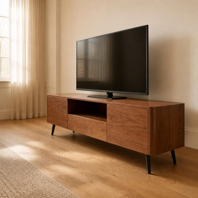 Meuble TV large compatible avec les téléviseurs jusqu'à 85 pouces, console multimédia avec rangement fermé, gestion des câbles intégrée, charnières à fermeture douce et pieds en métal robustes, meuble télé minimaliste pour le salon et les espaces de divertissement à domicile.