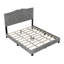 Grand lit plateforme gris avec rivet et tête de lit embelli, revêtu de velours, de contreplaqué et d'une touche de garniture moderne, confortable