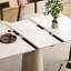 Table d'appoint gain de place à double usage en pierre reconstituée avec base extensible en acier inoxydable gainée de cuir, carrée et extensible pour les petites cuisines, en pierre frittée blanche, profondeur 122 cm, largeur 80 cm.