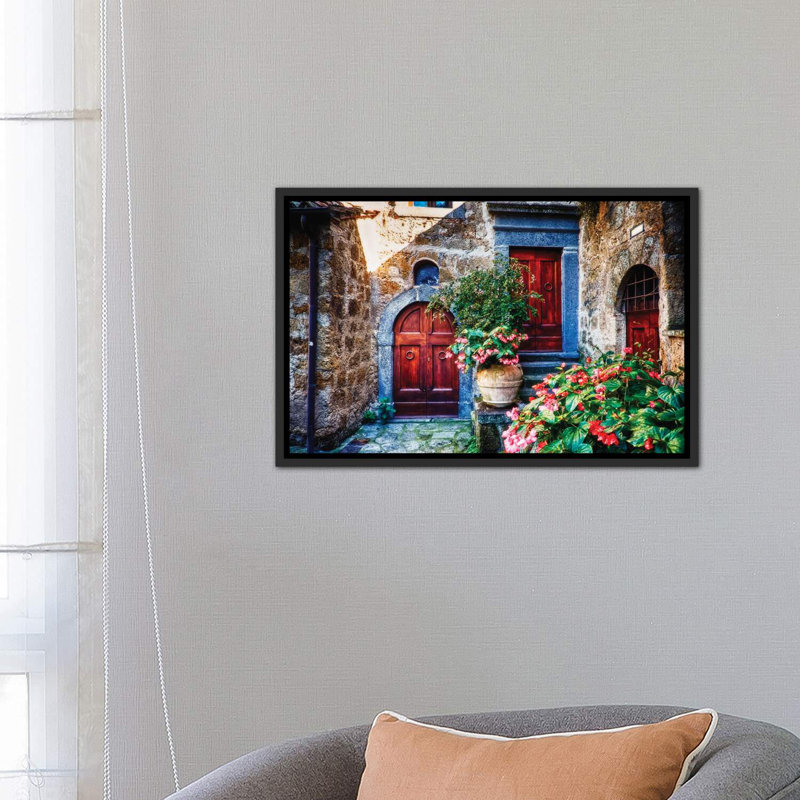 «Classic House Entrance in Umbria» - Impression, Cadre noir vieilli, H 18 po x l 26 po x P 1,5 po