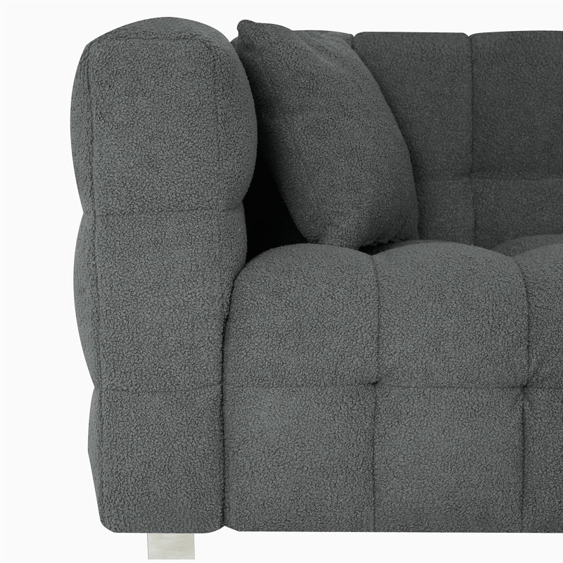 Canapé en molleton gris de 80 pouces dans la chambre à coucher avec deux coussins décoratifs