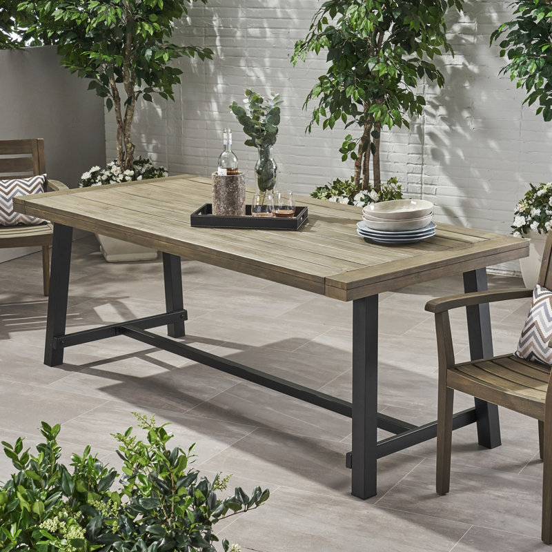 Table d'extérieur avec touche industrielle moderne - gris + patio noir