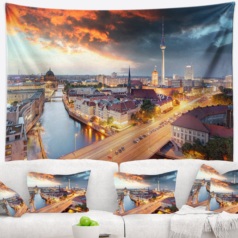 «Cityscape Berlin at Dawn» avec tapisserie ciel dramatique, H 50 po x l 60 po