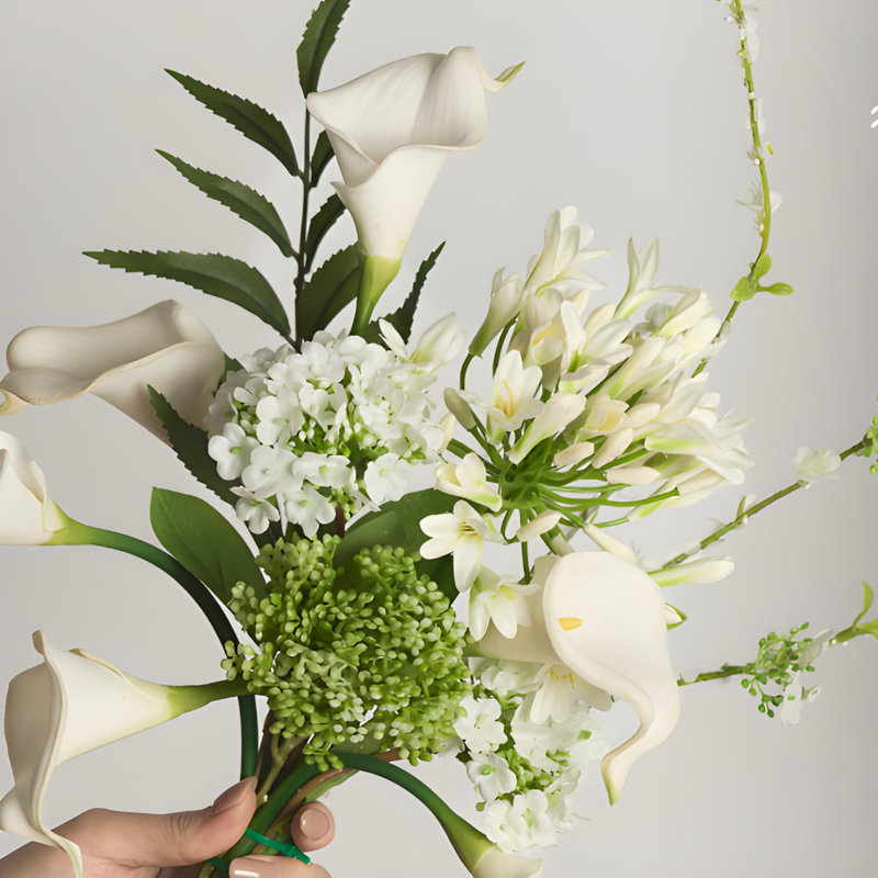 Ornements de fleurs simulées