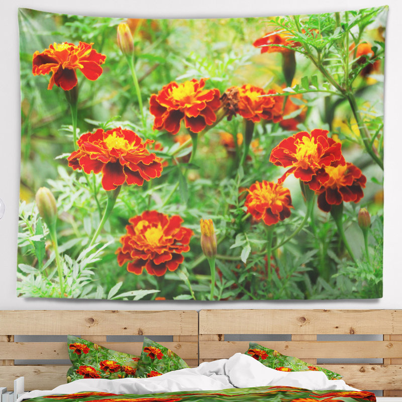 Tapisserie à fleurs marigold rouge floral, H 32 po x l 39 po