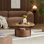 Table basse en bois ronde, charme rustique pour le décor du salon