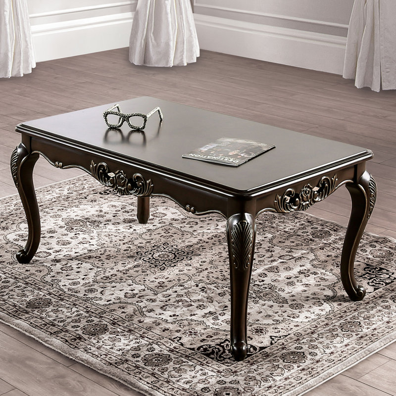 Table basse de style traditionnel avec un design sculpté et des pieds courbés, Mélange de bruns