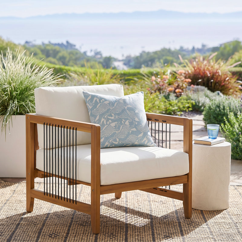 Fauteuil de patio en bois d'acacia avec accents de corde et coussins profonds Dravik, 1