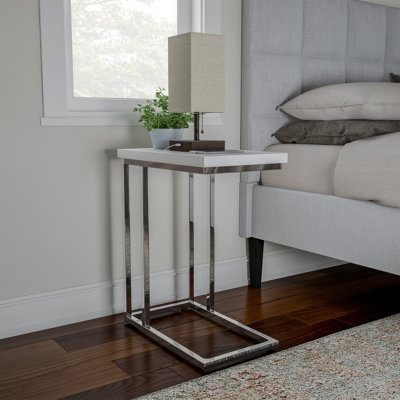 Table d'appoint Brockett en forme de C - table de bout moderne, plateau pour ordinateur portable ou table de chevet compacte