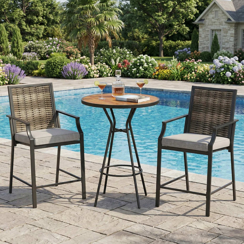 Ensemble de 2 chaises de bar en rotin PE à hauteur de comptoir toutes saisons, accoudoirs rembourrés ergonomiques et repose-pieds antidérapant stable, structure renforcée antirouille