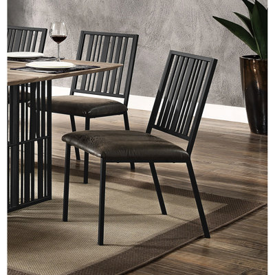 De 2 chaises d'appoint en métal noir avec cuir synthétique, dossier ergonomique à lattes, poids de 220 lb, 2 chaises rembourrées en cuir de style industriel rétro pour salle à manger, sièges confortables, capacité, décor