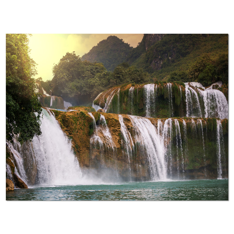 « belle cascade en viêt nam », reproduction de photo sur toile tendue encadrée, H 30 po x l 40 po x P 1 po, Toile tendue