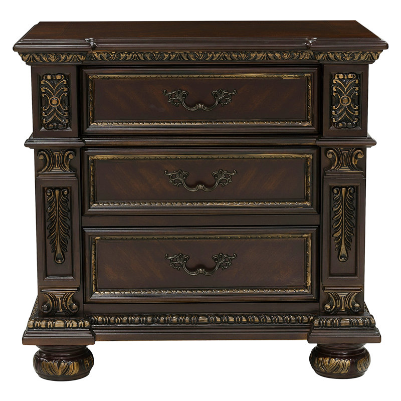 Table de chevet formelle en cerisier foncé avec 3 tiroirs et ornements décoratifs dorés