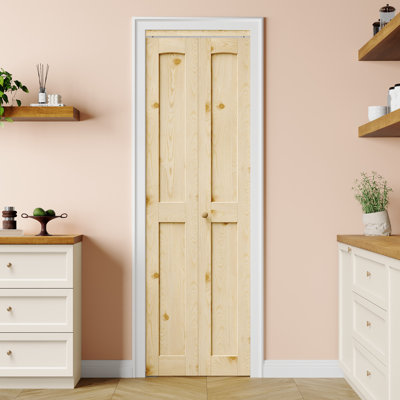 Porte de placard pliante 24 po x 80 po, 2 panneaux en pin, style arqué, texture naturelle et toucher chaleureux, avec quincaillerie d'installation durable (idéale pour placard, garde-manger, buanderie, salon et salle de bain)