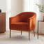 Fauteuil d'appoint incurvé en velours avec base en métal martelé-125662925