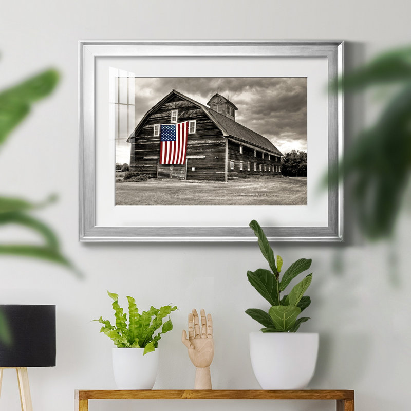 Modern Barn III - impression encadrée, H 22,5 po x l 30,5 po x P 1,5 po, Cadre argenté